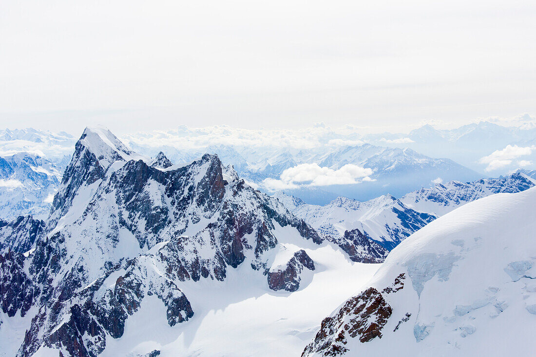 Grandes Jorasses mit Dent du Geant im Vordergrund, Mont-Blanc-Massiv, Rhone-Alpes, Haute-Savoie, Frankreich