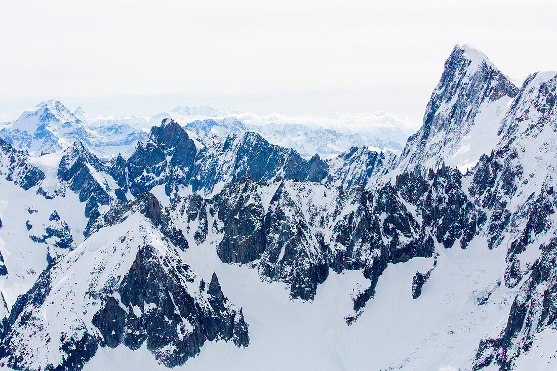 Grandes Jorasses mit Grand Combin, Matterhorn, Monte Rosa, Aiguilles de Leschaux und Petit Jorasses im Hintergrund, Aiguilles du Tacul und les Periades im Vordergrund, Mont-Blanc-Massiv, Rhone-Alpes, Haute-Savoie, Frankreich