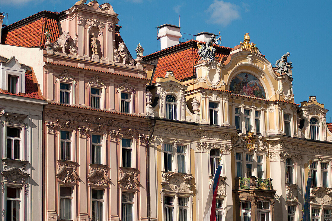 Prächtige Häuser säumen den Altstadtplatz, Prag, Tschechien, Europa