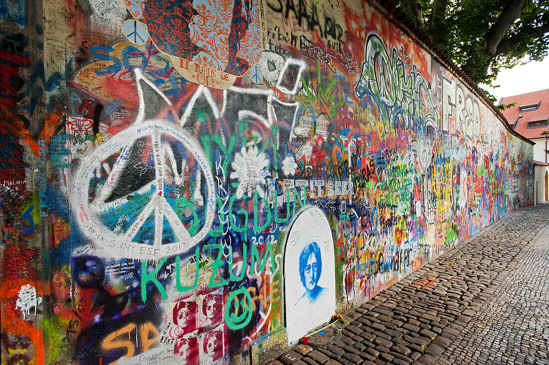Graffiti entlang der Lennonwand am Großen Priory Platz, Prag, Tschechien, Europa