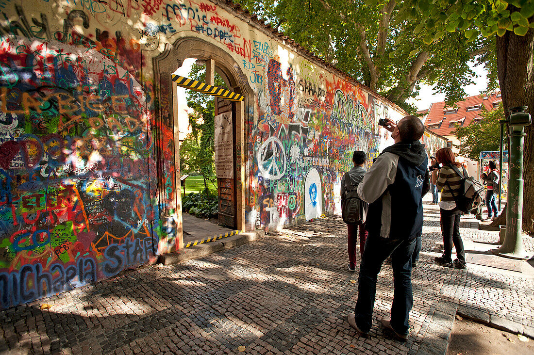 Graffiti entlang der Lennonwand am Großen Priory Platz, Prag, Tschechien, Europa