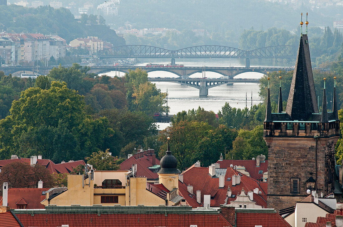 Blick zu den Brücken über die Moldau, Prag, Tschechien, Europa