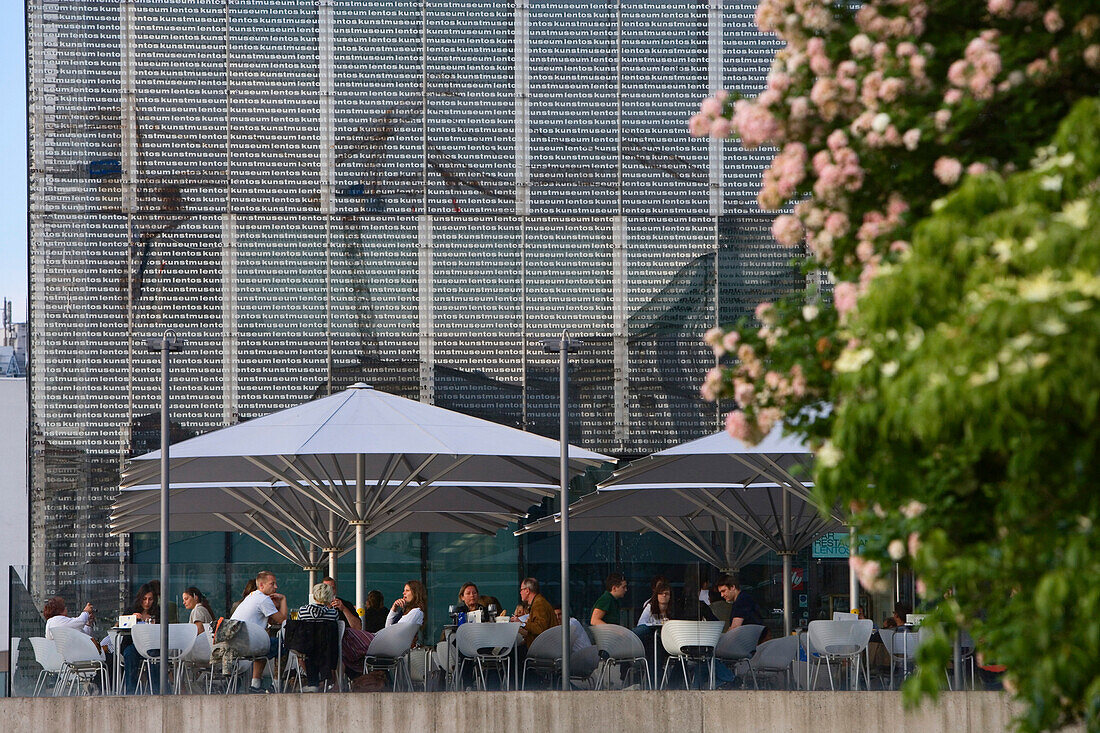 Café und Fassade, Lentos Kunstmuseum für moderne und zeitgenössische Kunst, Linz, Oberösterreich, Österreich