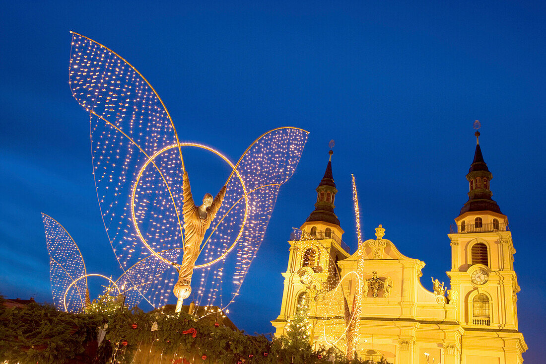 Weihnachtsmarkt und die evangelische Stadtkirche, Marktplatz, Ludwigsburg, Baden-Württemberg, Deutschland