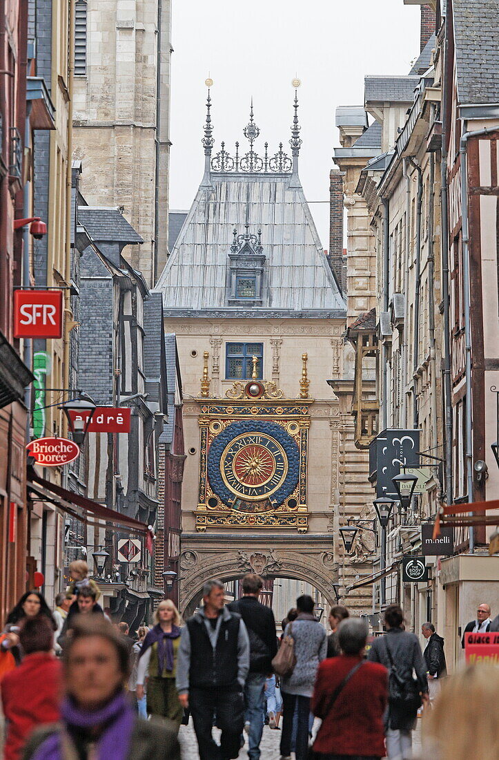 Rue du Gros Horloge und die astronomische Uhr, Rouen, Seine-Maritime, Normandie, Frankreich