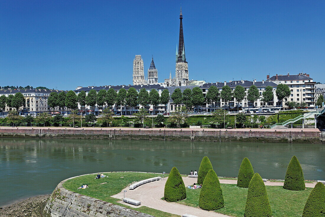 Ile Lacroix in der Seine und die Kathedrale von Rouen, Normandie, Frankreich