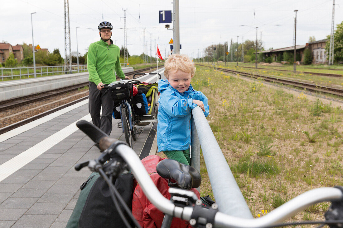 Vater und Sohn mit Fahrrädern auf einem Bahnsteig, Prenzlau, Uckermark, Brandenburg, Deutschland
