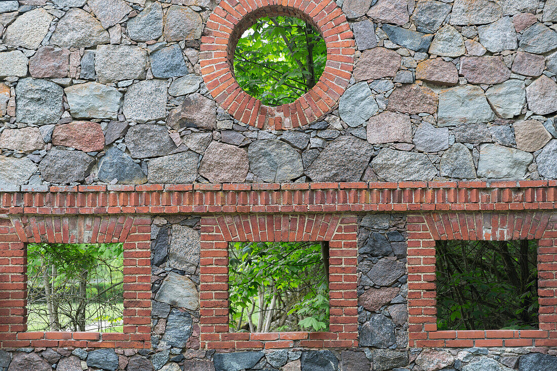 Natursteinmauer einer alte Stallungen, Schloss Kröchlendorff, Kröchlendorff, Uckermark, Brandenburg, Deutschland