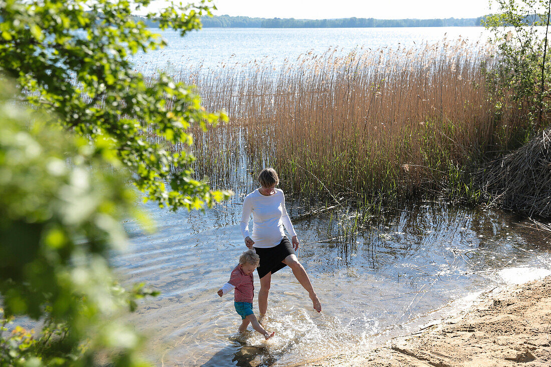 Mutter und Sohn planschen im Carwitzer See, Conow, Naturpark Feldberger Seenlandschaft, Mecklenburg-Vorpommern, Deutschland