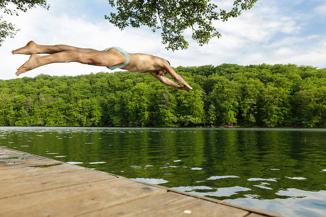 Mann springt ins Wasser, Schmaler Luzin, Naturpark Feldberger Seenlandschaft, Mecklenburg-Vorpommern, Deutschland