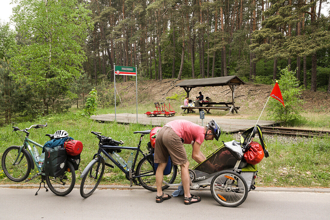 Radfahrer rasten an einer Draisinestation, bei Himmelpfort, Naturpark Uckermärkische Seen, Brandenburg, Deutschland