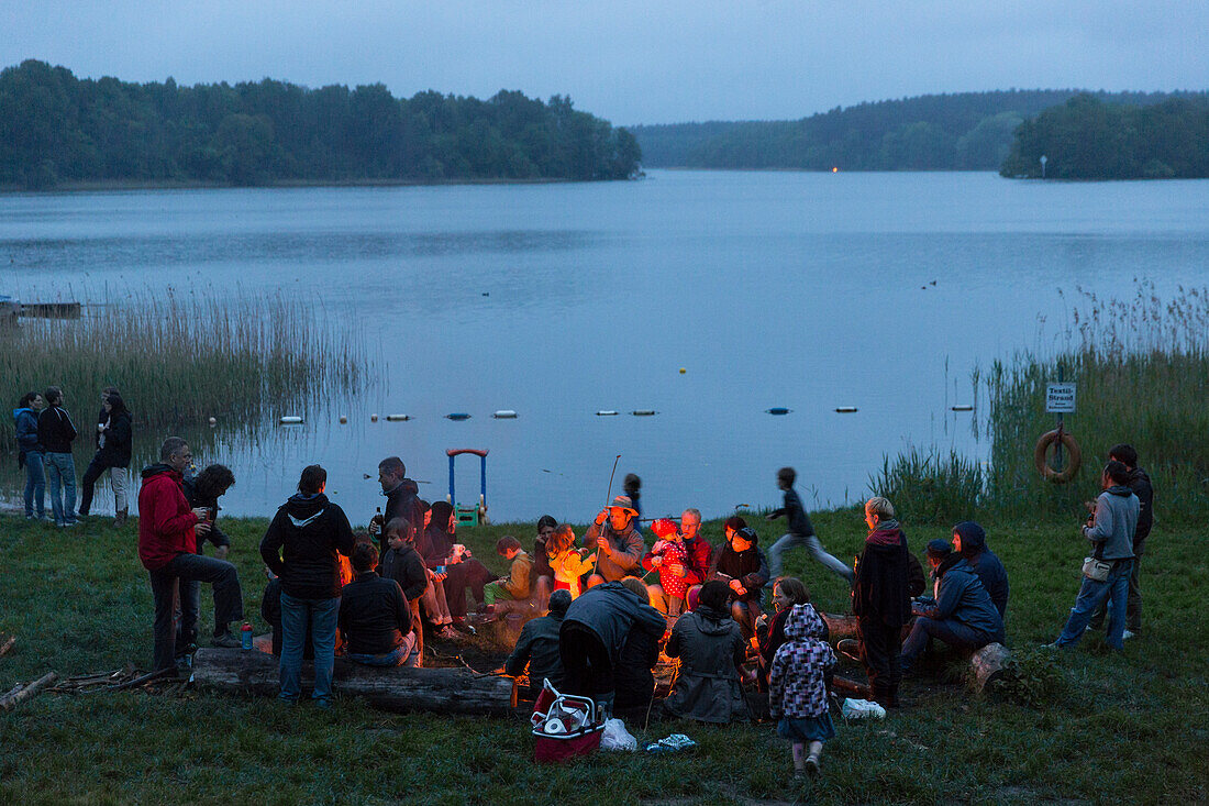 Lagerfeuer auf dem Zeltplatz am Ellbogensee, Mecklenburgische Seenplatte, Mecklenburg-Vorpommern, Deutschland