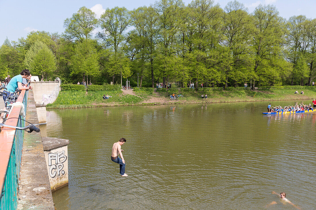 Mann springt von Sachsenbrücke, Clara-Zetkin-Park, Leipzig, Sachsen, Deutschland