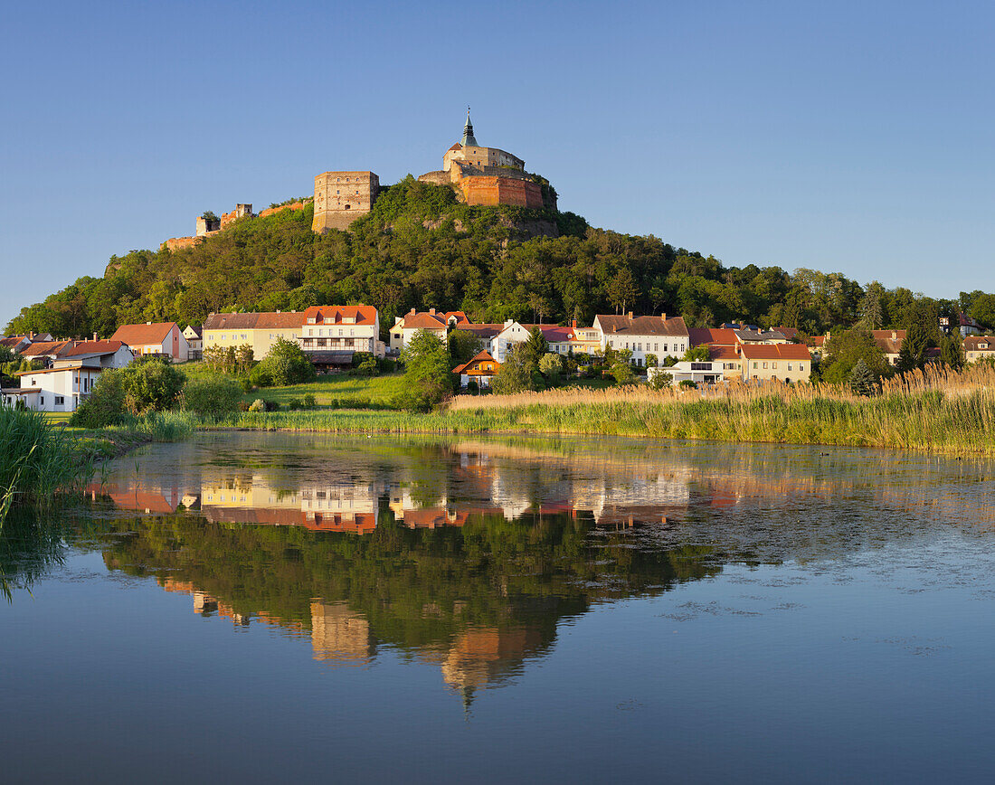 Burg Güssing mit Spiegelung, Fischteich, Güssing, Burgenland, Österreich