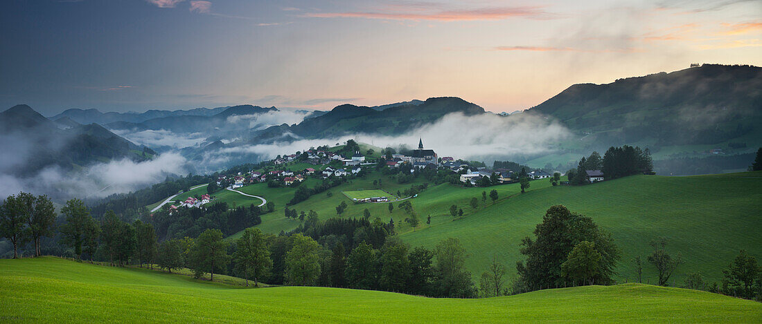 Blick ins Alpenvorland und Maria Neustift, Wolken, Weide, Oberösterreich, Österreich