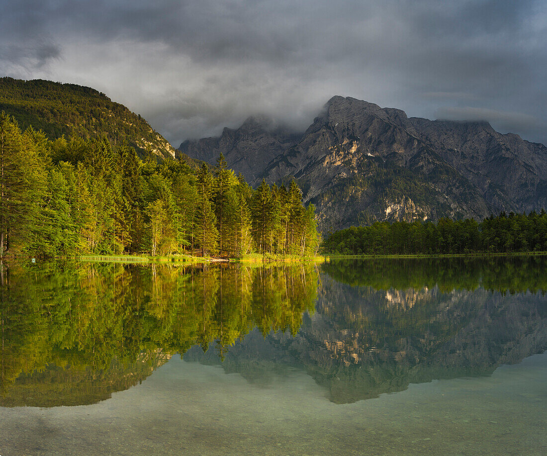 Blick vom Almsee auf das Tote Gebirge, Almtal, nördliche Kalkalpen, Oberösterreich, Österreich