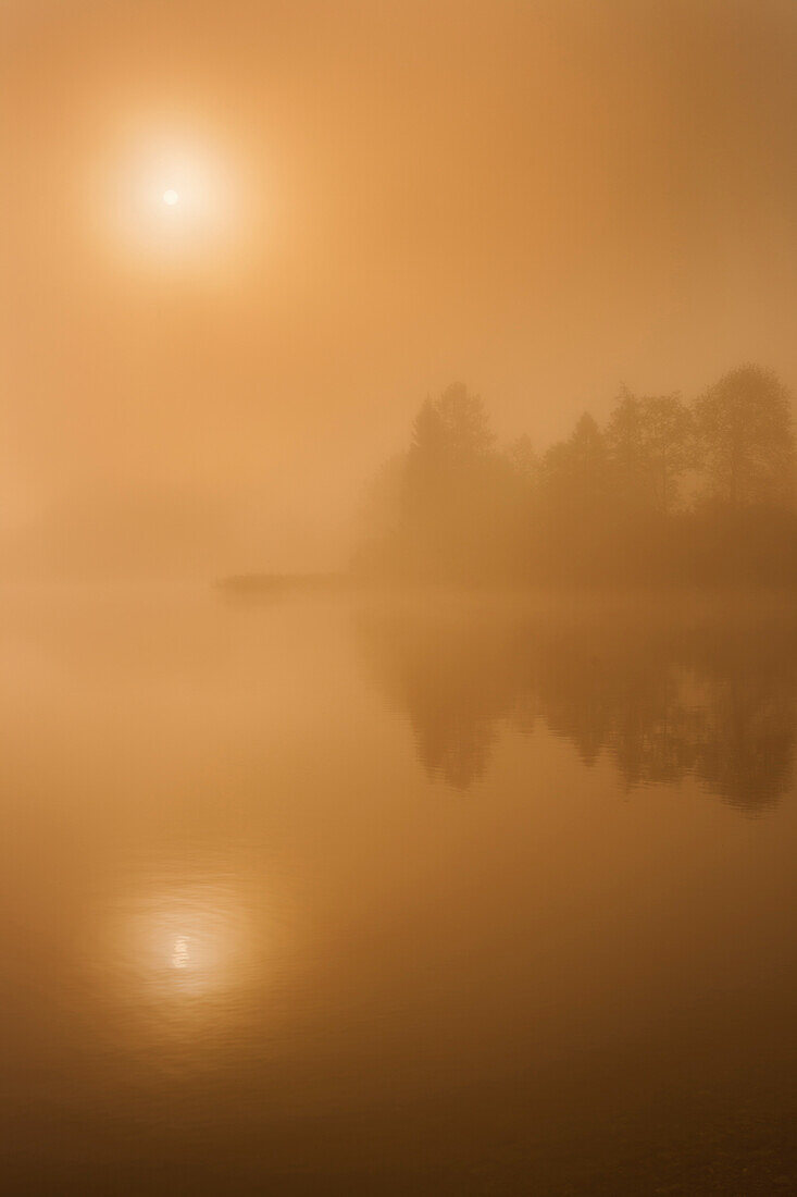 Sonnenaufgang im Nebel, Grundlsee, Salzkammergut, Steiermark, Österreich