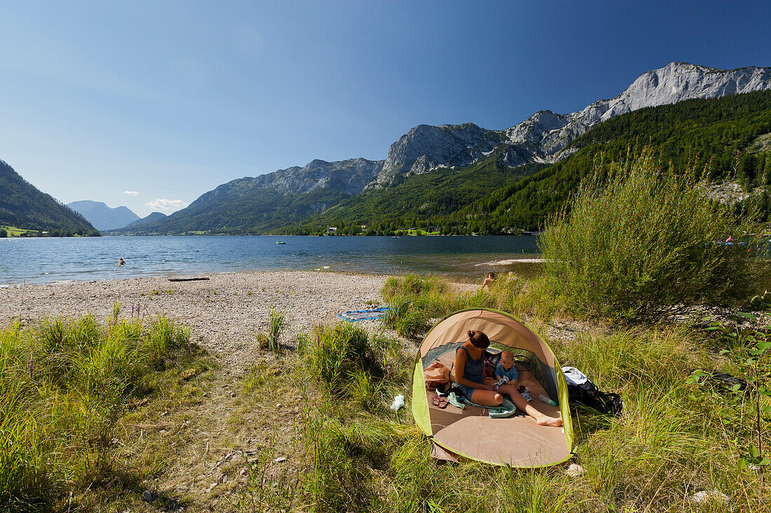 Frau mit Baby in Sonnenzelt, Gößl, Grundlsee, Salzkammergut, Steiermark, Österreich