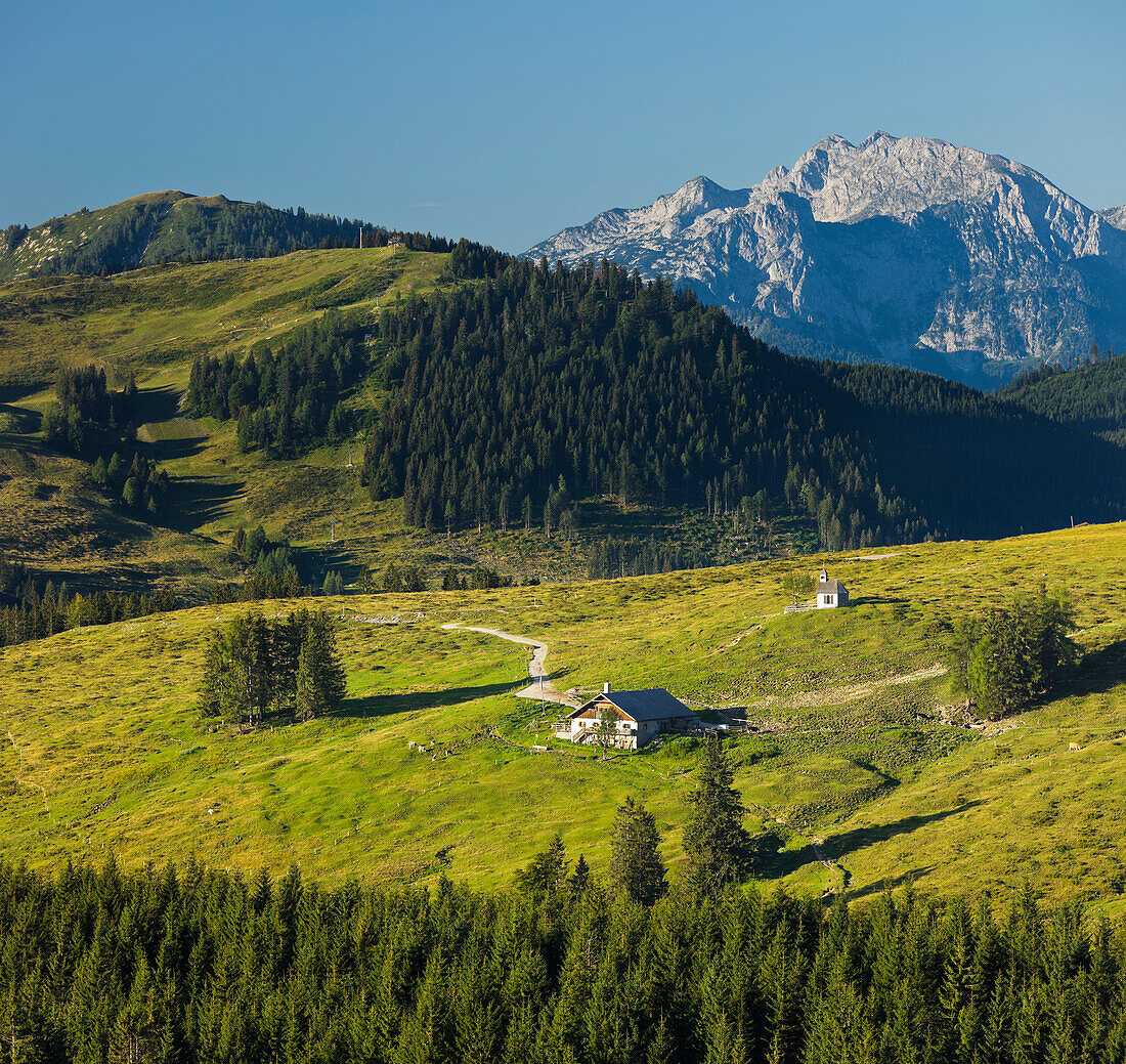 Blick von Thorhöhe auf Postalm, Postalmkapelle, Postalmhütte, Salzburg Land, Österreich