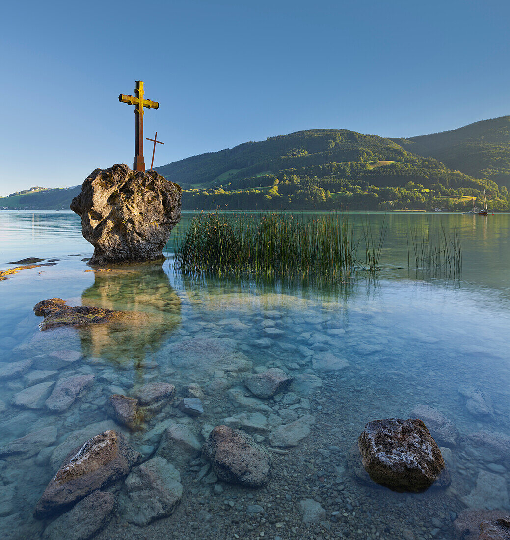Cross on a rock, Lake Mondsee with Hoeblingkogel, Salzkammergut, Salzburg Land, Austria