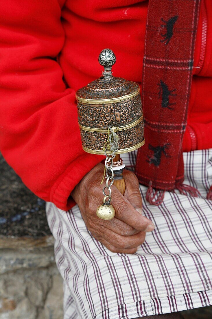 Bhutan (kingdom of), City of Thimphu, the Memorial buddhist chorten, old man with his portable prayers wheel // Bhoutan (Royaume du), ville de Thimphu, la capitale, le Memorial Chorten bouddhiste, veil homme avec son moulin a prieres portatif.
