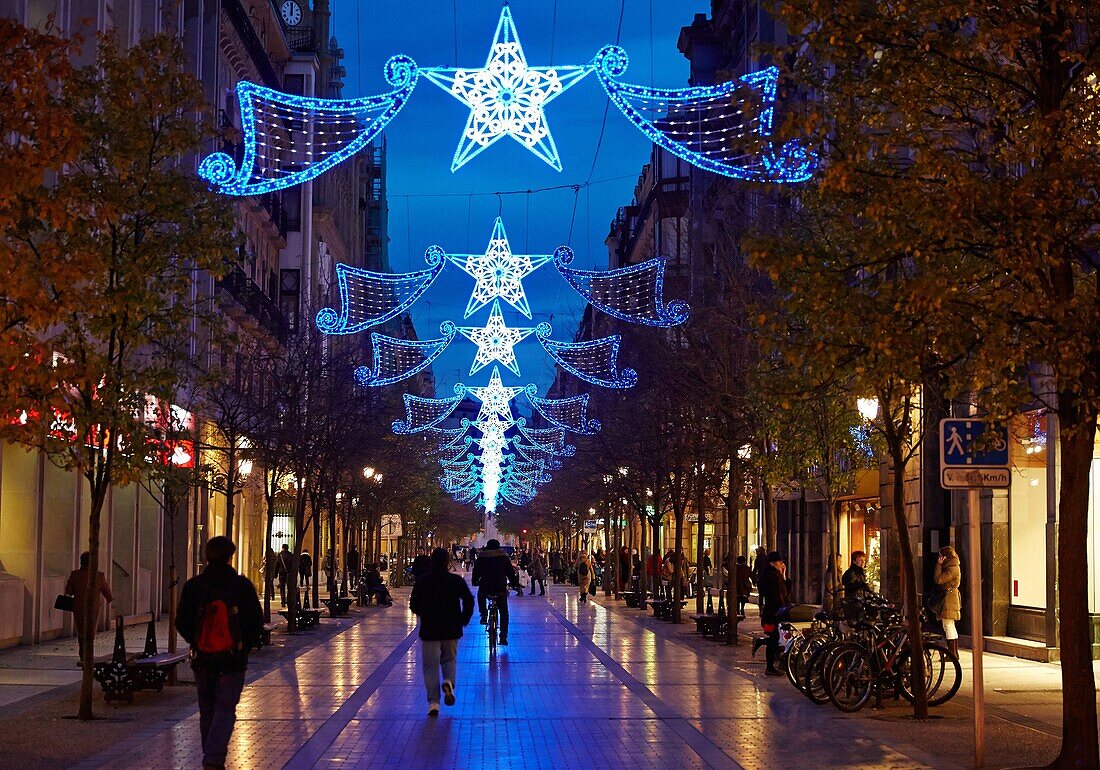 Straße mit Weihnachtsbeleuchtung, Getaria-Straße, San Sebastian, Donostia, Gipuzkoa, Baskenland, Spanien