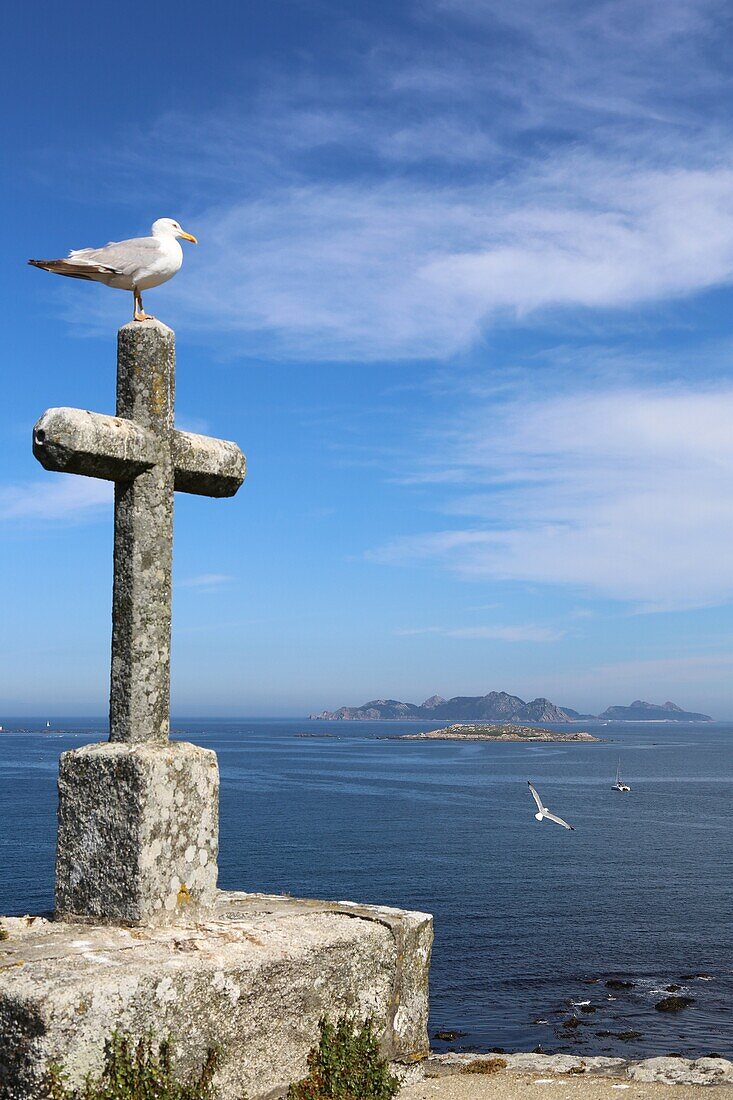 Burg von Monterreal, im Hintergrund die Cies-Inseln, Baiona, Pontevedra, Galicien, Spanien.