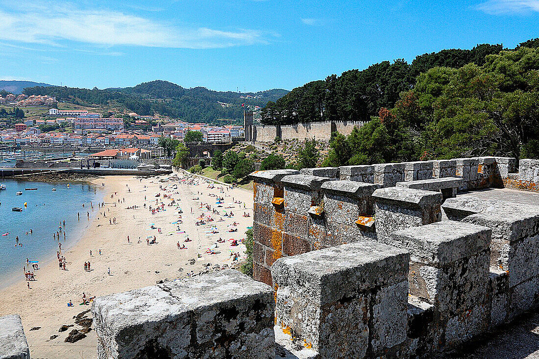 Burg Monterreal und Jachthafen, Baiona, Pontevedra, Galicien, Spanien.