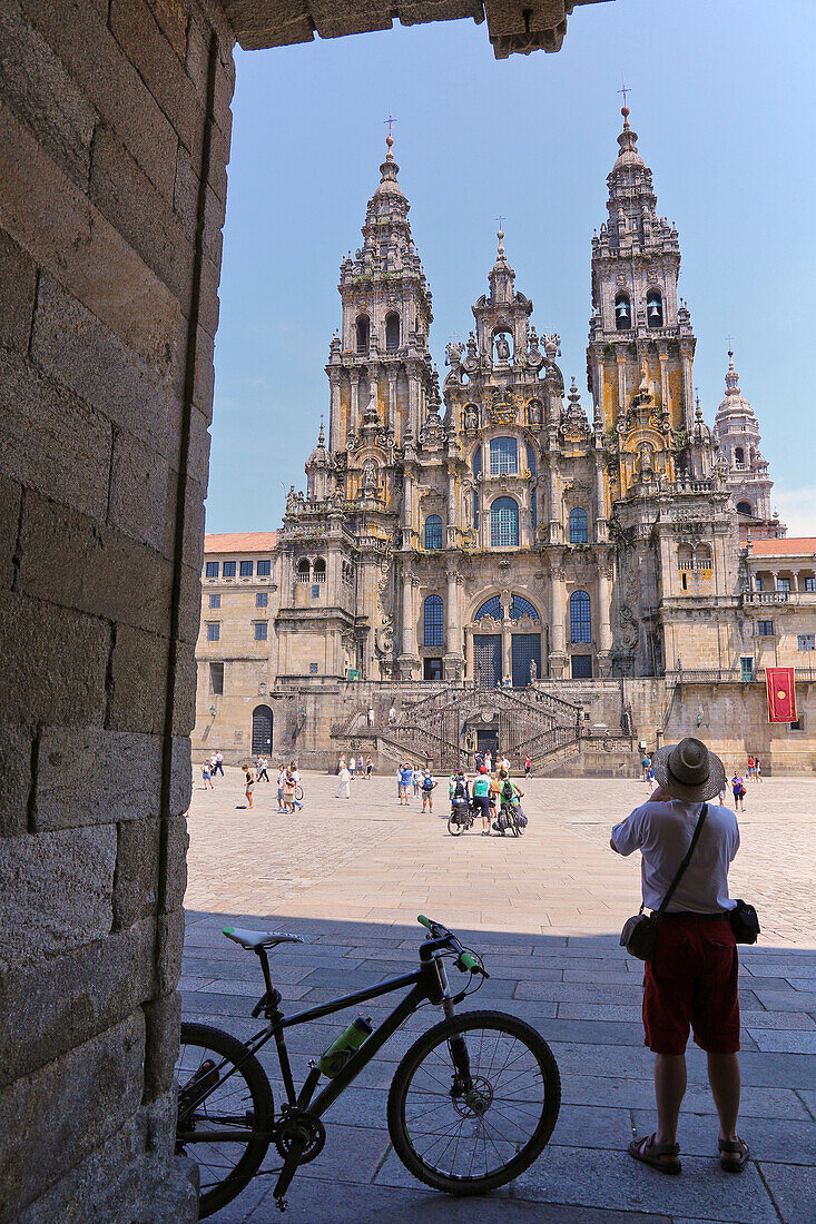 bicycle pilgrims, Catedral, Praza do Obradoiro, Santiago de Compostela, A Coruña province, Galicia, Spain.
