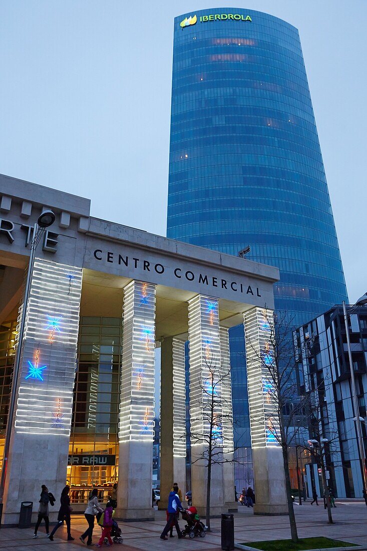 Einkaufszentrum Zubiarte, Weihnachten, Iberdrola-Turm, Bilbao, Bizkaia, Baskenland, Spanien.