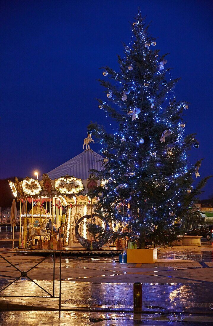 Rain, carousel, Christmas decoration, Bayonne, Aquitaine, Pyrénées-Atlantiques, Basque country, 64, France