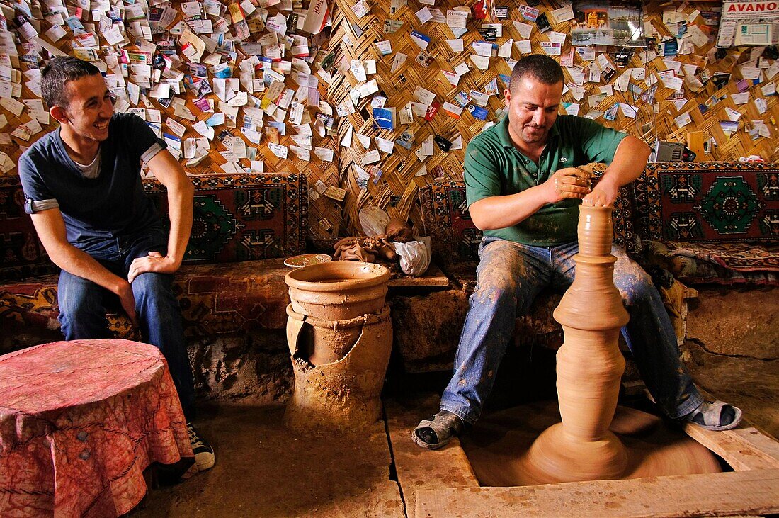 Potter at work at ´Sir Küpu Ceramik´, Avanos, Cappadocia, Turkey