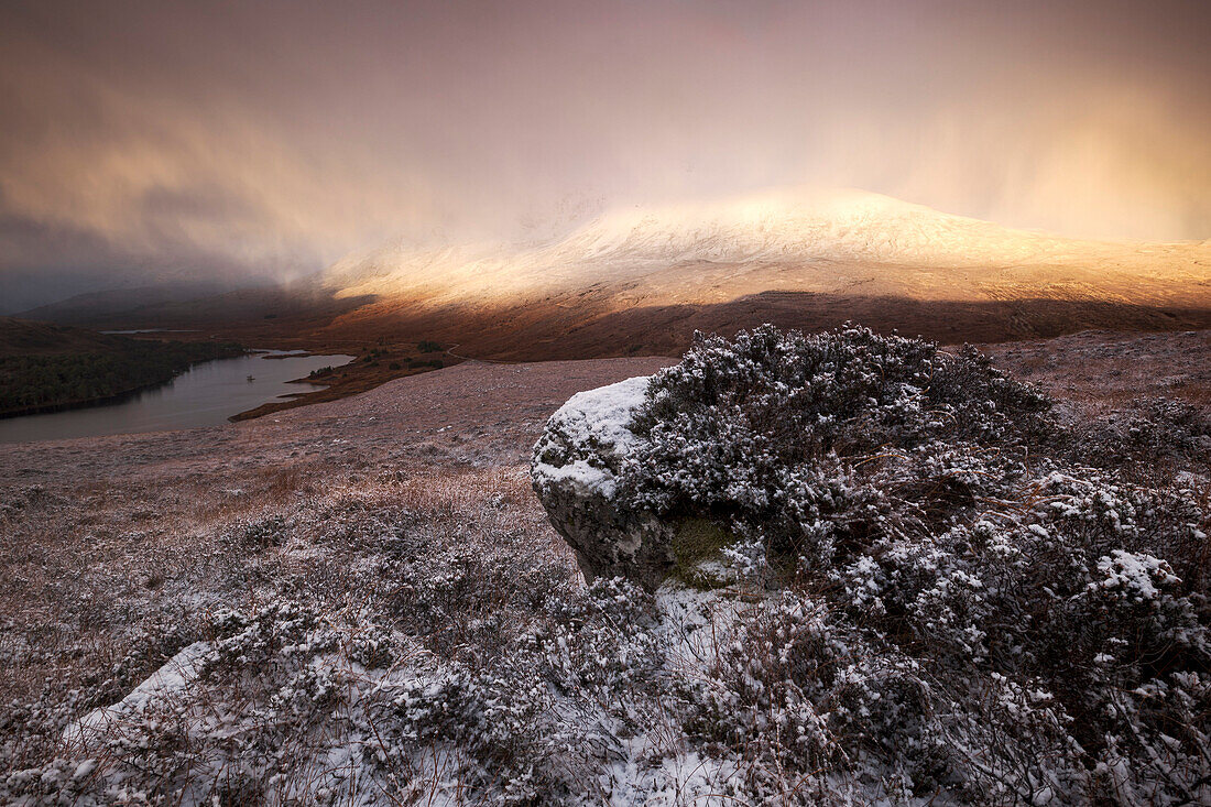 Spektakuläres Licht über den verschneiten Northwest Highlands mit Blick auf den Gipfel Beinn Eighe über dem Loch Clair im Winter zum Sonnenaufgang, Torridon, Schottland, Großbritannien