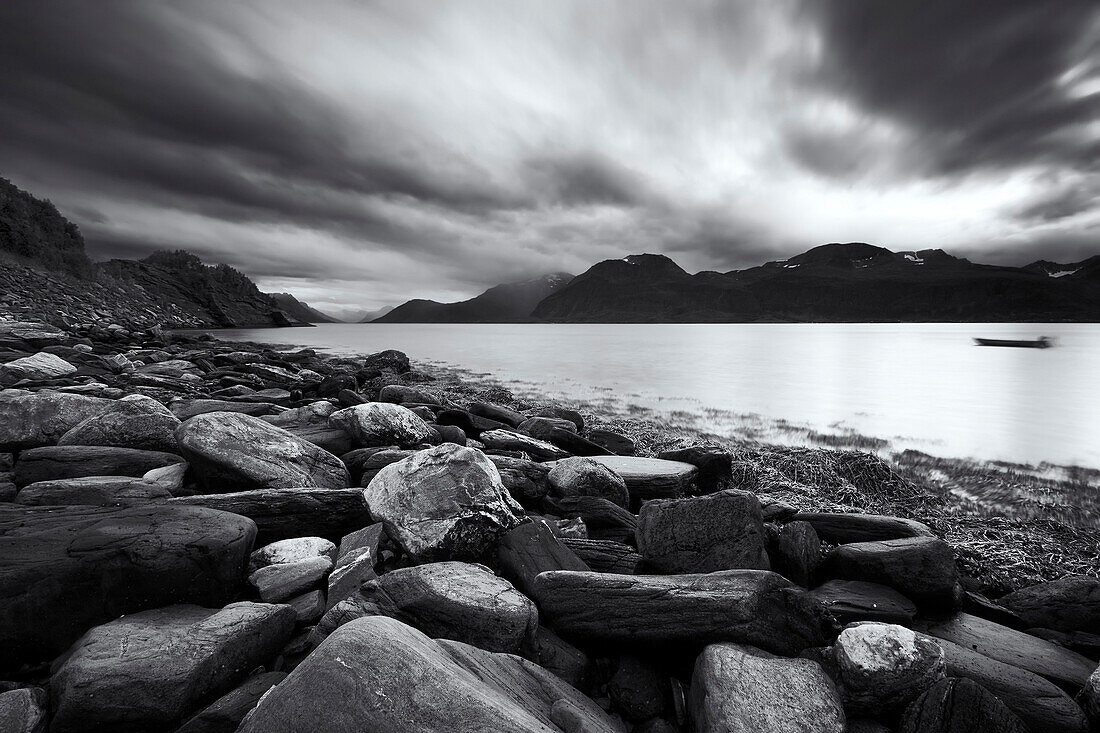 Schwarz-Weiß Aufnahme der rauen Landschaft des Lyngenfjords im Herbst, Troms, Norwegen