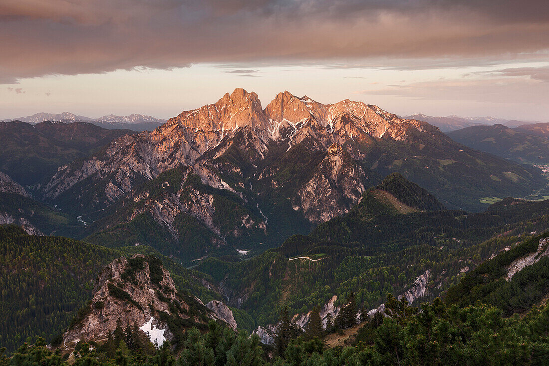 Sonnenaufgang über dem Nationalpark Gesäuse mit Blick vom Großen Buchstein auf die Admonter Reichensteingruppe im Frühling, Ennstaler Alpen, Steiermark, Österreich