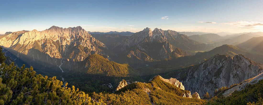 Weitläufiges Panorama vom großen Buchstein über den Nationalpark Gesäuse mit den Gipfeln der Hochtor- und Admonter Reichensteingruppe (von links) an einem Abend im Frühling, Ennstaler Alpen, Steiermark, Österreich