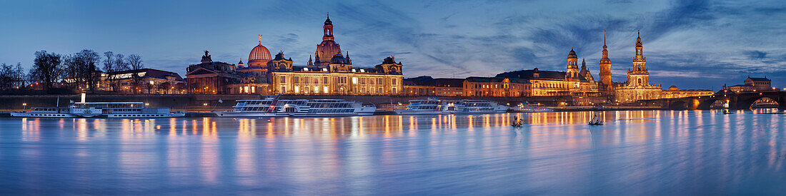 Panorama der beleuchteten Dresdner Altstadt mit Elbe, Brühlschen Terrassen, Frauenkirche, Residenzschloss und Semperoper im Blau der Dämmerung, Sachsen, Deutschland