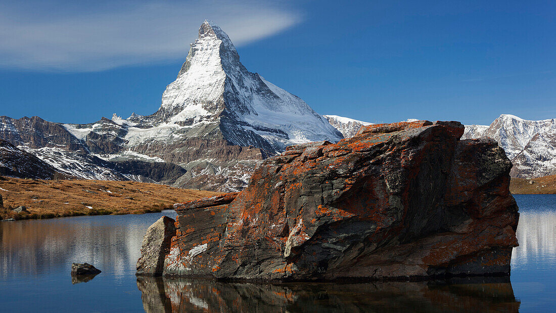 Blick auf das Matterhorn mit Spiegelung im Stellisee im Herbst, Zermatt, Wallis, Schweiz