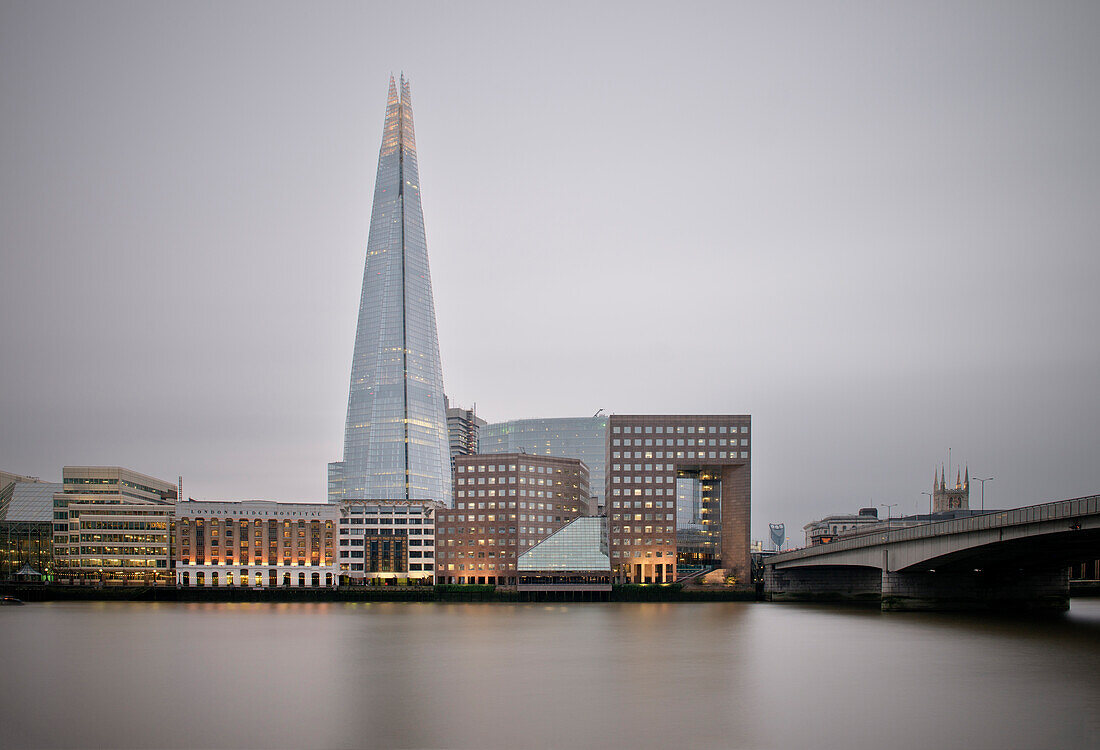 the Shard und die Themse, Wolkenkratzer, London, England, Vereinigtes Königreich, Europa, Architekt Renzo Piano, Langzeitbelichtung