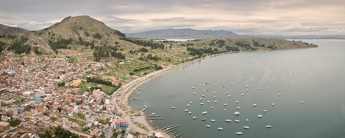 Blick auf Copacabana vom Cerro Calvario Berg, Boote, Häuser und Hafen, Titicaca See, Bolivien, Anden, Südamerika