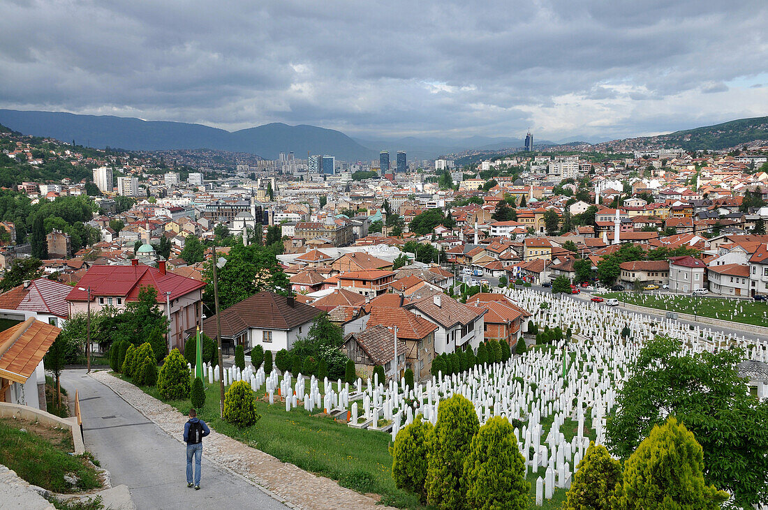 Blick von Osten auf Sarajevo mit moslemischem Friedhof, Bosnien und Herzegowina