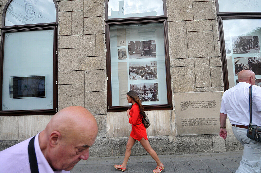 Inschrift am Schauplatz des Attentats auf Erzherzog Franz Ferdinand am 28. Juni 1914, Historischer Ort am Fluß Miljacka neben der Altstadt, Sarajevo, Bosnien und Herzegowina