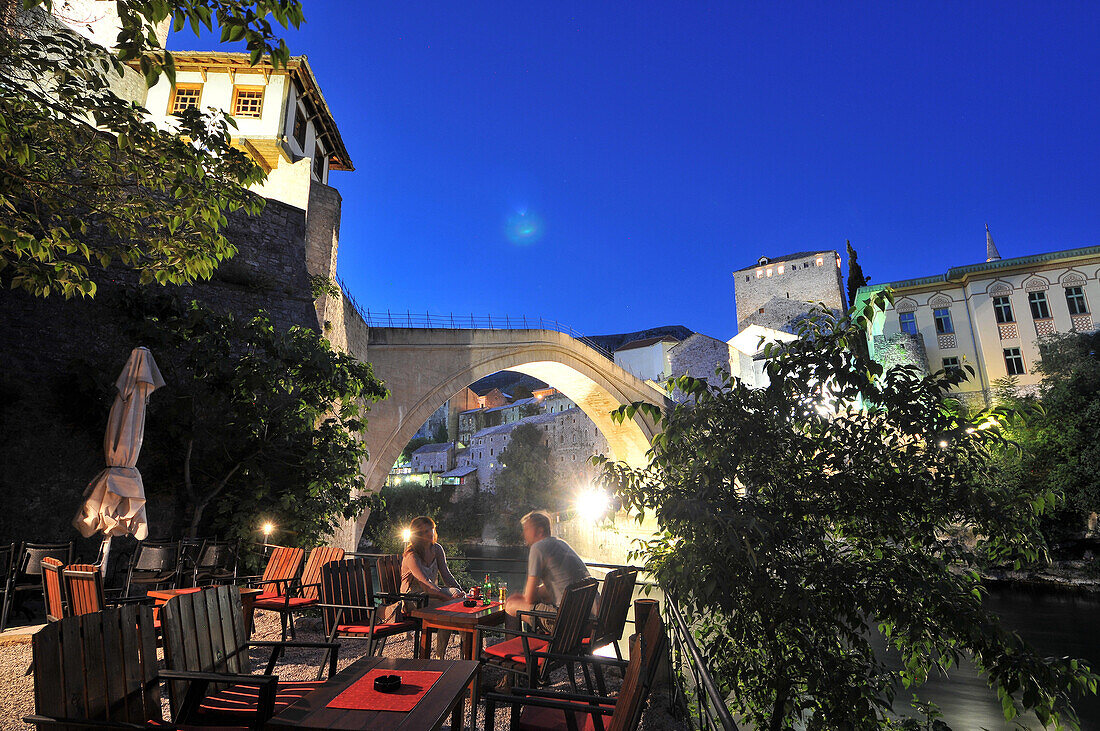 Restaurant an der Alten Brücke, Nachts, Mostar, Bosnien und Herzegowina