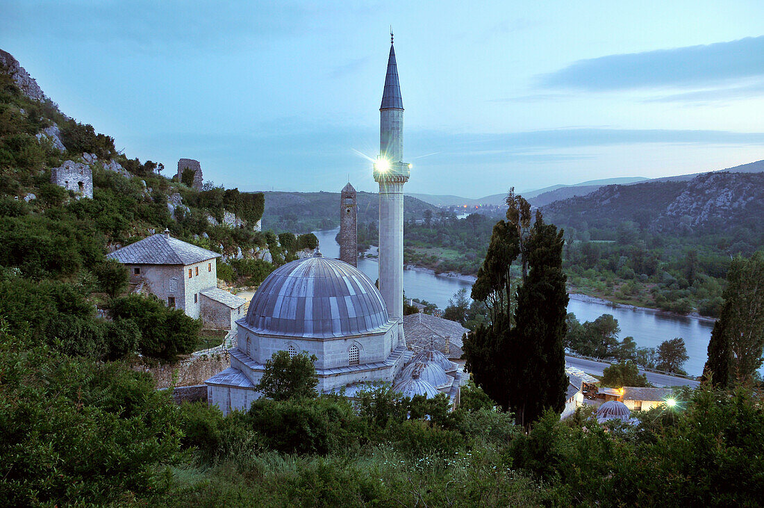 Moschee im Abendlicht, Pocitelj an der Neretva bei Capljina, Bosnien und Herzegowina