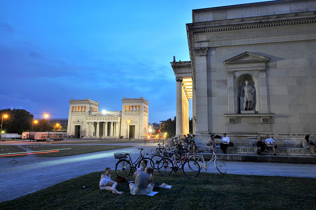 Abends am Königsplatz, München, Bayern, Deutschland