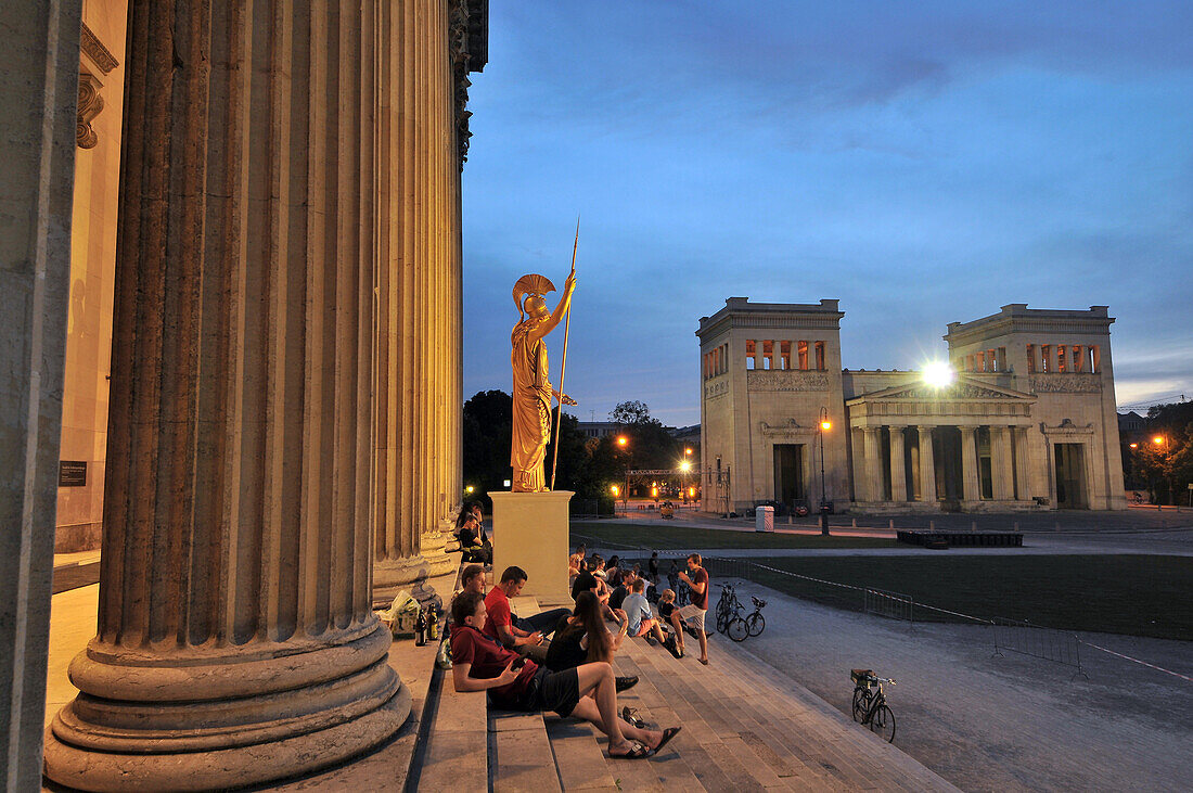 Abends am Königsplatz, München, Bayern, Deutschland