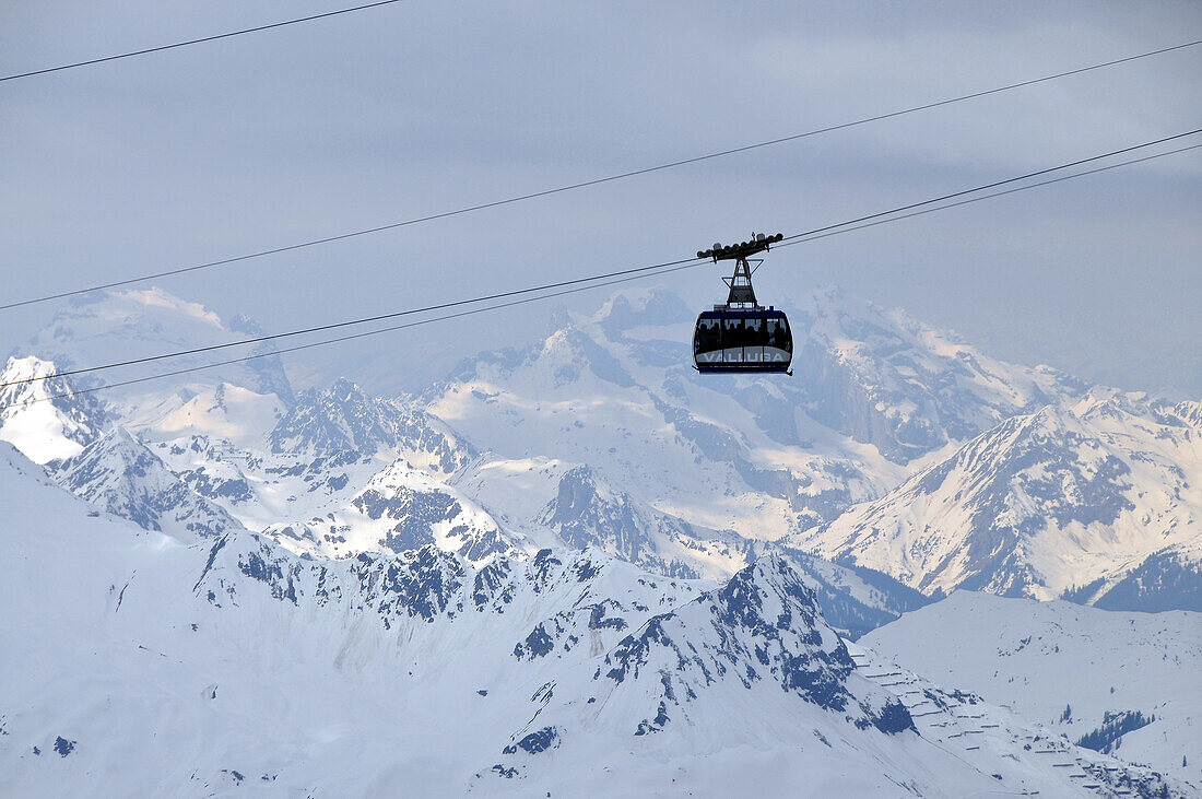 Vallugabahn, St. Anton am Arlberg, mit Rätikon im Hintergrund, Winter in Tirol, Österreich