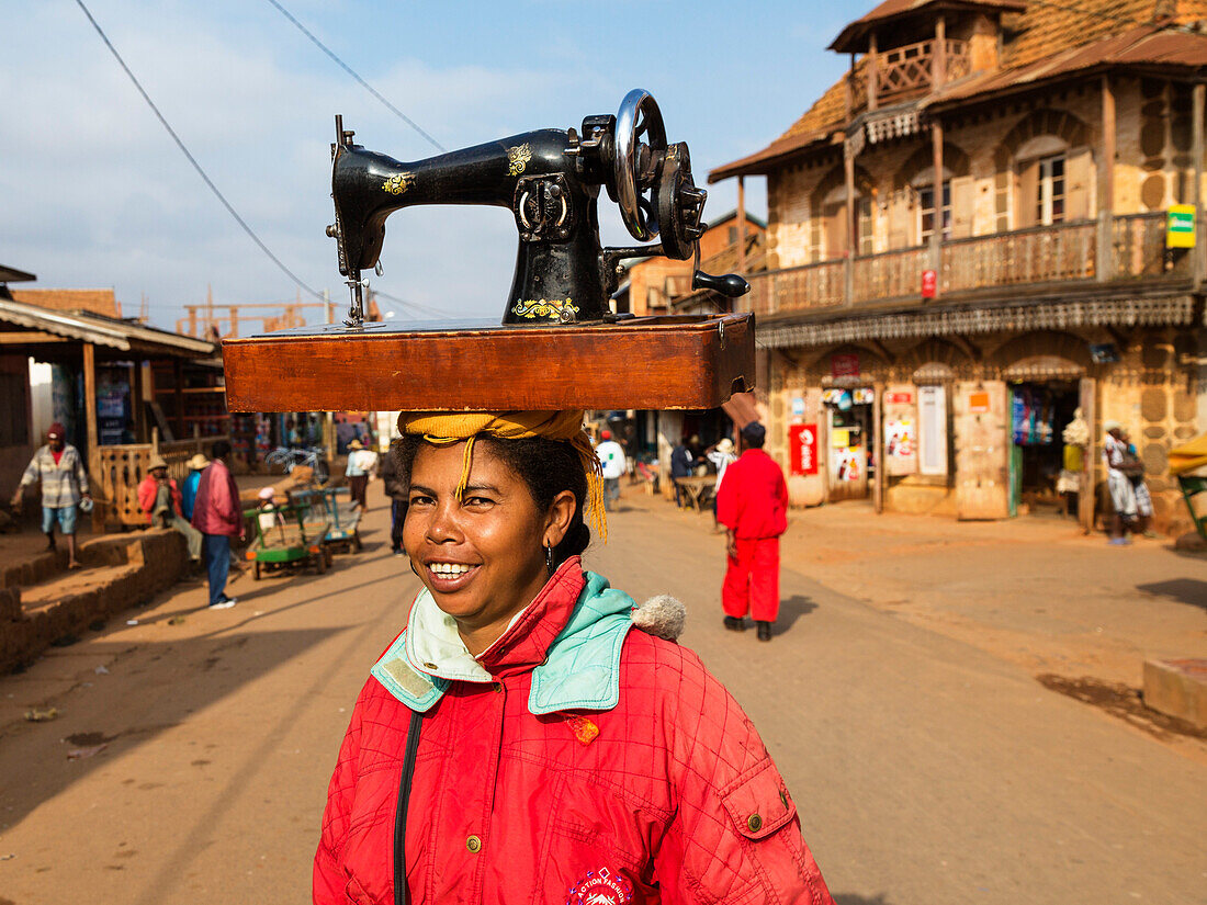 Frau trägt Nähmaschine auf dem Kopf, Betsileo Stamm, Ambalavao, Fianarantsoa Region, Madagaskar, Afrika