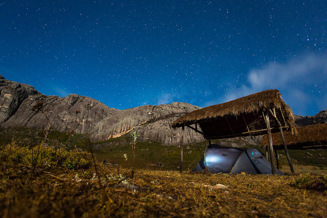 Zelt unter Sternenhimmel, Andringitra Gebirge, Andringitra Nationalpark, Süd-Madagaskar, Afrika