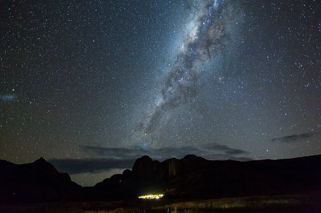 Südlicher Sternenhimmel mit Milchstraße über dem Tsaranoro Massiv, Süd-Madagaskar, Afrika